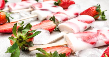 Taze meyve buzlu şekerleri. Çilekli dondurma berry ve yoğurt ile dondurulmuş.