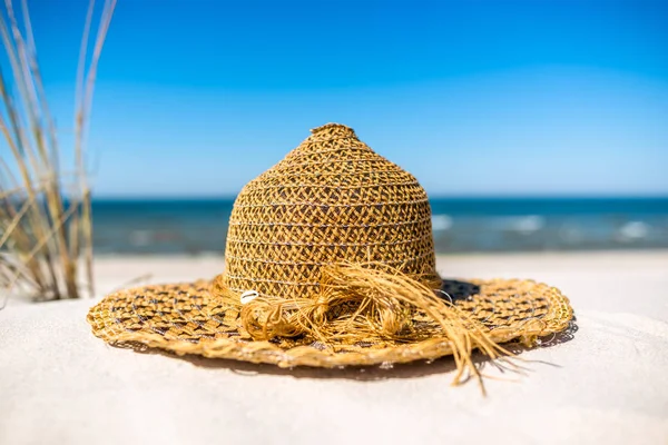 Sombrero de sol en la playa. Concepto de vacaciones de verano - playa de vacaciones soleadas, cielo azul y mar - Báltico, Polonia . —  Fotos de Stock