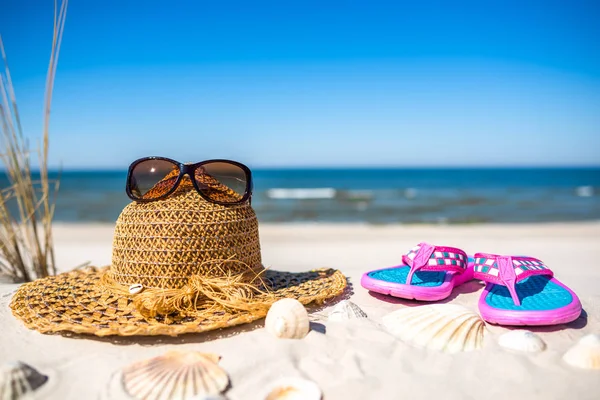 Fondo de vacaciones de verano con accesorios de playa en arena, viajes y concepto de vacaciones —  Fotos de Stock