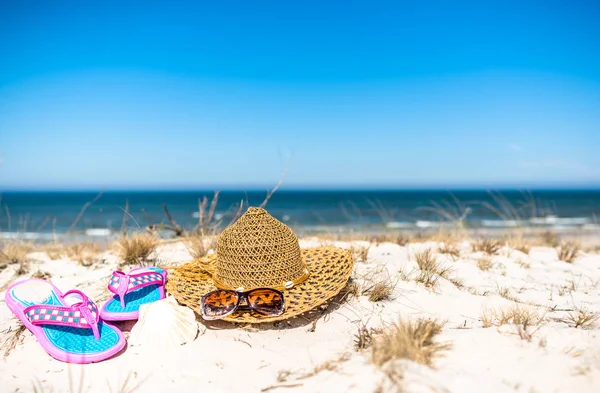 Accesorios de playa sobre arena, paisaje de vacaciones de verano, Mar Báltico con cielo azul, Polonia —  Fotos de Stock