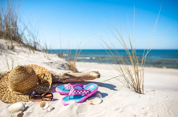 Sommarsemester landskap med strandtillbehör, sand-och havsutsikt, Östersjön, Polen — Stockfoto