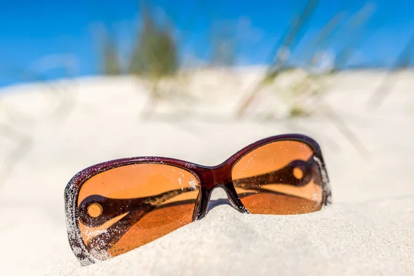 Cielo azul y arena con gafas de sol en la playa, concepto de vacaciones de verano —  Fotos de Stock