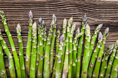 Taze organik sebze - yeşil kuşkonmaz, ahşap arka plan üzerinde üst görünümü