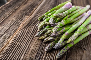 Çiftçi pazarında taze çiğ kuşkonmaz, yeşil sebze.