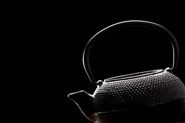 Siyah arka planda çaydanlık