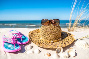 Aksesuarlı yaz plajı, deniz aşırı tatil, Baltık, Polonya