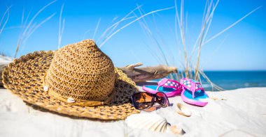 Yaz tatili afişi - Plajda tatil aksesuarları, Baltık, Polonya