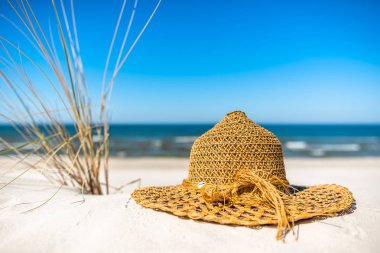 Kumsalda güneş şapkası. Yaz tatili konsepti, tatil plajı, mavi gökyüzü ve deniz, Baltık, Polonya