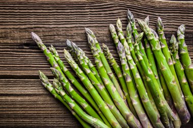 Çiftlikte taze yeşil kuşkonmaz piyasada, genel