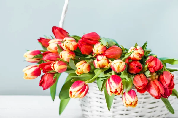 Bahar lalesi. Sepette bir buket çiçek.