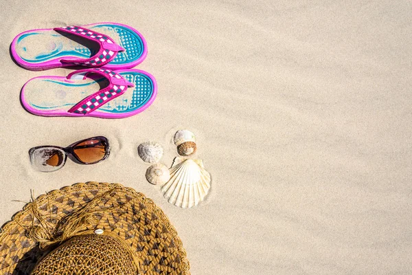 Fondos de verano con accesorios de vacaciones en la playa, vistas superiores sobre la arena. —  Fotos de Stock
