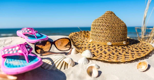 Azul cielo y playa de arena blanca con accesorios, vacaciones - bandera de verano. —  Fotos de Stock