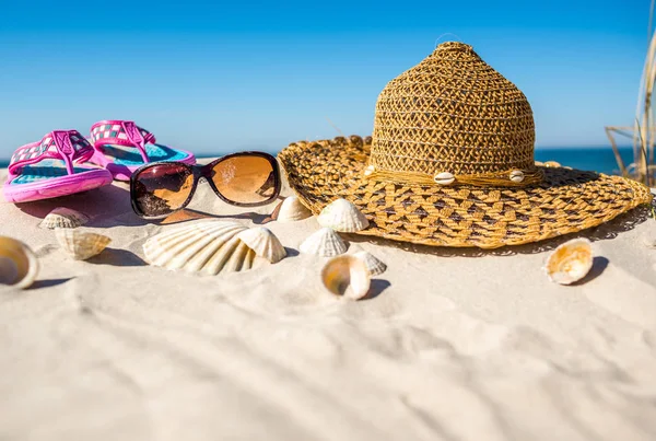 Playa de arena blanca con accesorios, concepto de vacaciones, fondo estival. —  Fotos de Stock