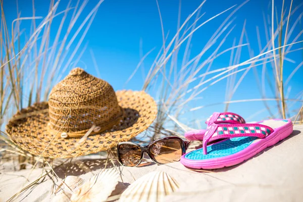 Sombrero de sol y otros accesorios de vacaciones de verano en la playa, fondo de vacaciones. —  Fotos de Stock