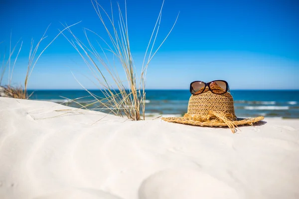 Playa soleada de vacaciones, concepto de vacaciones de verano - sombrero de sol y gafas de sol en arena blanca, Mar Báltico, Polonia. —  Fotos de Stock