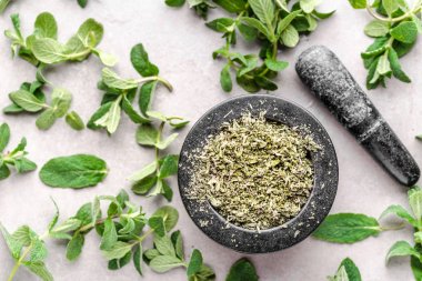 Nane yaprakları ve kuru nane ile doğal bitkisel çay yapımı, üst görünümü