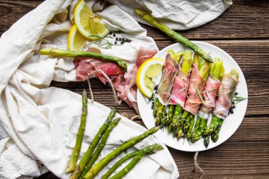 Sos ve et ile pişmiş kuşkonmaz, İtalyan gıda, sağlıklı diyet kavramı