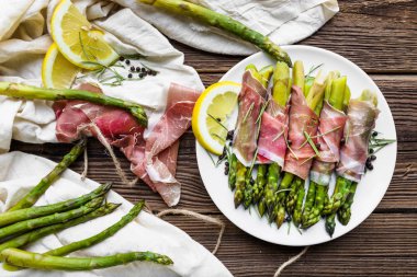 Pişmiş kuşkonmaz, jambonlu İtalyan aperatifi, sebze ve sos, sağlıklı gıda konsepti.