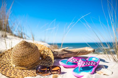 Sahilde tatil aksesuarları, yaz tatili ve deniz rekreasyon konsepti üzerinde