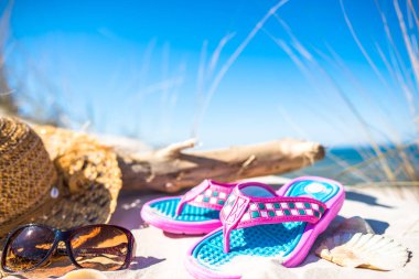 Kum, turizm, tatil ve sahil rekreasyon konsepti üzerinde yaz plaj aksesuarları