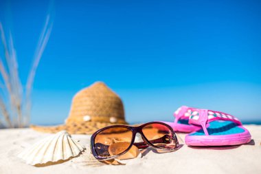 Kum, turizm, tatil ve sahil rekreasyon konsepti üzerinde yaz plaj aksesuarları