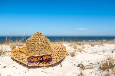 Kumda güneş şapkası ve güneş gözlüğü. Yaz plaj aksesuarları - tatil manzara, Baltık Denizi, Polonya.