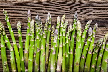 Taze kuşkonmaz, ahşap masa üzerinde üst görünümü