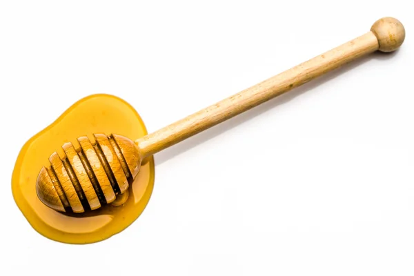 Gota de miel, vista superior con una cacerola de miel de madera aislada sobre fondo blanco — Foto de Stock