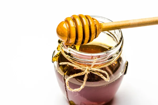 蜂蜜の滴下と白の背景に隔離された蜂蜜のガラス瓶 — ストック写真
