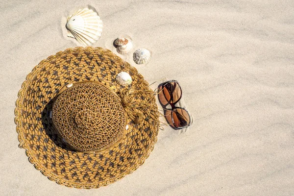 Glasögon och solhatt. Sommar strandtillbehör, topputsikt — Stockfoto