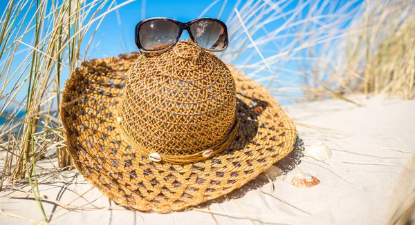 Sombrero de sol, accesorio de playa de verano, fondo de vacaciones —  Fotos de Stock