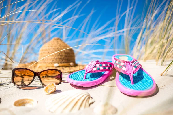 Cielo azul y playa de arena blanca con accesorios, vacaciones de vacaciones - fondo de verano —  Fotos de Stock