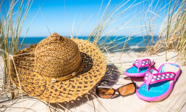 Flip flop ve diğer plaj aksesuarları, yaz tatili tatil manzara, Baltık Denizi, Polonya