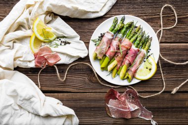 Iştah açıcı sağlıklı gıda - et ile pişmiş kuşkonmaz - tabakta meze, üst görünümü