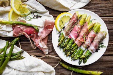 Taze pişmiş soslu yeşil kuşkonmaz, İtalyan yemeği konsepti.