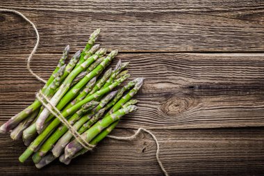 Kuşkonmaz taze organik demet, çiftçi pazarında yeşil sebze