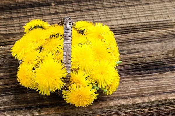 タンポポの花の花束、木製の背景に黄色の野花 — ストック写真