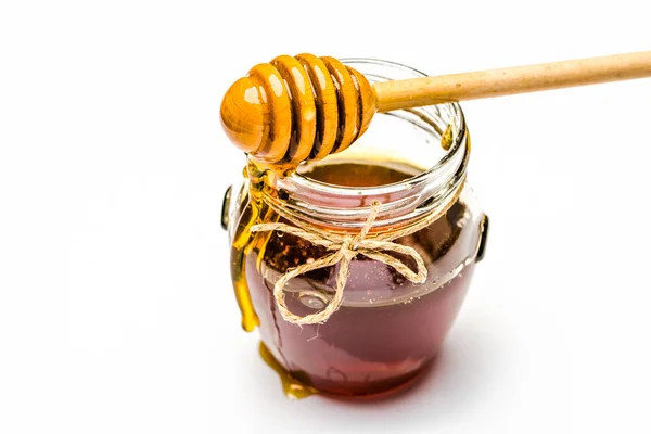 白い背景に蜂蜜の棒と瓶を滴下 — ストック写真