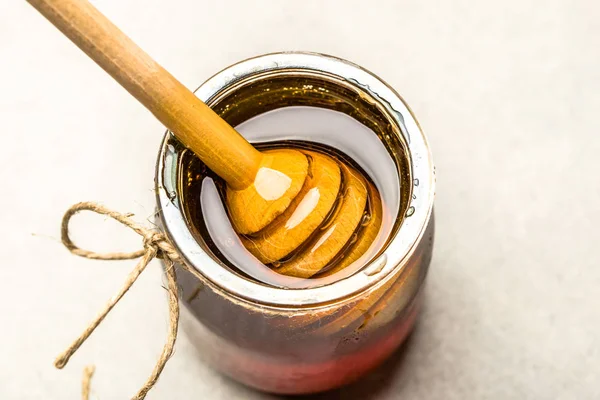 Miellat pot de miel et bâton de miel sur fond blanc — Photo