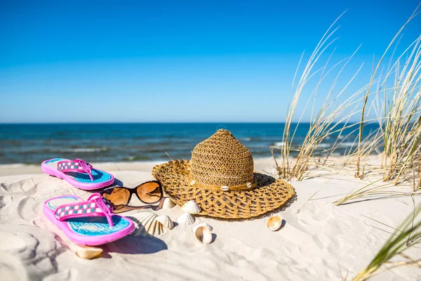 Cielo azul, mar y playa de vacaciones con accesorios, fondo de vacaciones de verano, Mar Báltico, Polonia —  Fotos de Stock