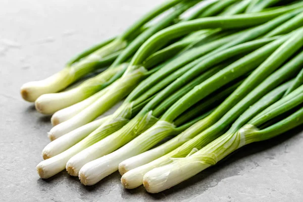 Bunch of fresh spring onion with green chive fresh harvested from the garden. —  Fotos de Stock
