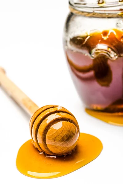 Picătură de miere, dipper și oală de miere pe fundal alb — Fotografie, imagine de stoc