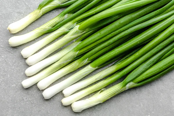 Свежий весенний лук связка, чистые овощи, органические свежесобранные продукты сада. Свежий лук с зеленой стружкой . — стоковое фото