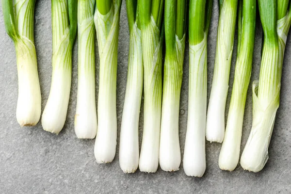 Fattoria verdure fresche. Cipolla biologica appena raccolta. Cipolle verdi primaverili, sfondo . — Foto Stock