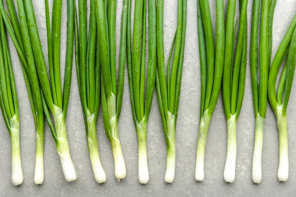 Cultivar verduras frescas. Cebollas ecológicas recién cosechadas, cebolla verde primavera, vista superior . —  Fotos de Stock