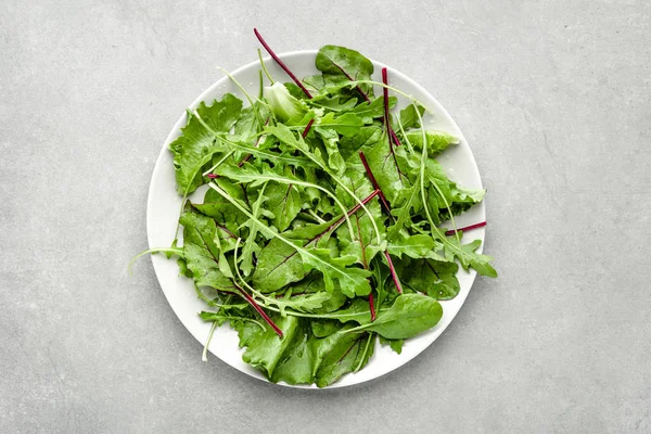 Green salad mix with arugula, spinach and beet leaves. Healthy nutrition. Vegan food concept. — Stock Photo, Image
