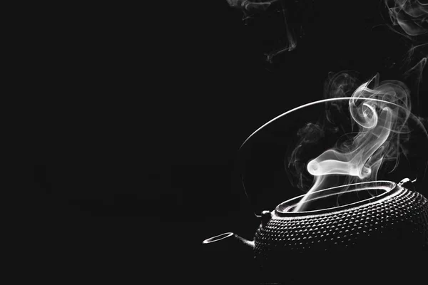 Сельский чайник на черном фоне. Горячий чайник. Концепция приготовления пищи . — стоковое фото