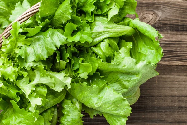 Hojas de lechuga fresca, productos ecológicos en el mercado agrícola — Foto de Stock