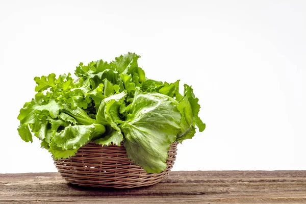 Свіже листя салату. Свіжозбирані овочі. Органічний зелений салат на білому тлі . — стокове фото