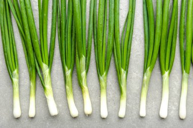 Taze yeşil soğan ya da taze soğan, üst manzara.